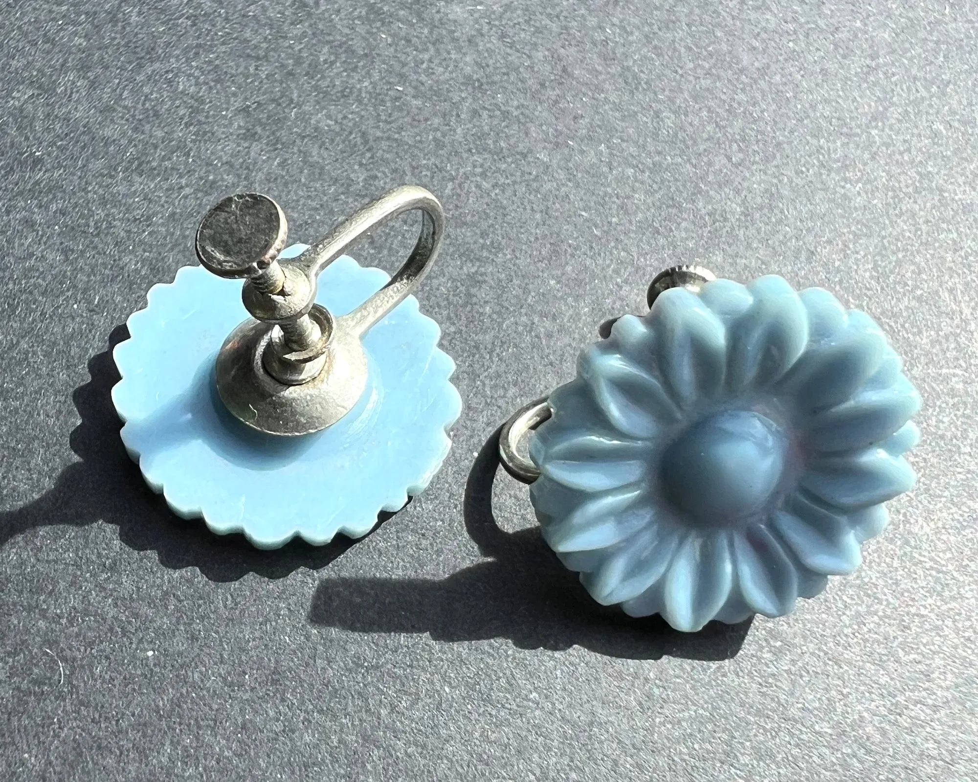 Delightful Little 1940s Flower Clip-on Earrings - 1.8cm wide.